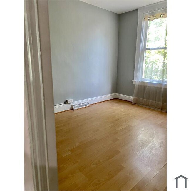 Building Photo - 3 Bedroom Plus Den