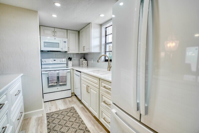 Building Photo - 600 Neapolitan Way