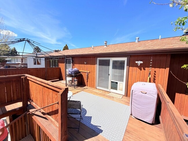 Building Photo - Beautiful Spacious Fox Farm Home