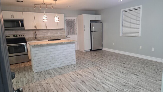 Building Photo - 3643 Betty Ann Ct W