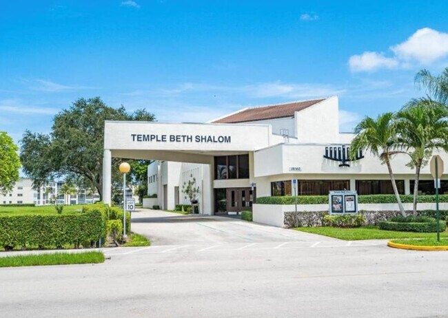 Building Photo - 543 Mansfield M