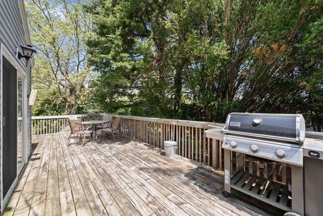 Building Photo - 438 Sylvan Dr