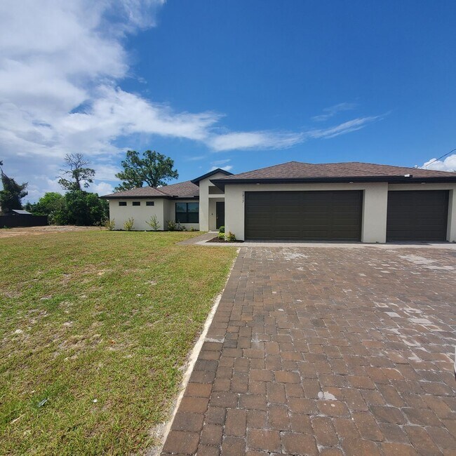 Building Photo - Charming 4-Bedroom 2 Bath Retreat with Mod...