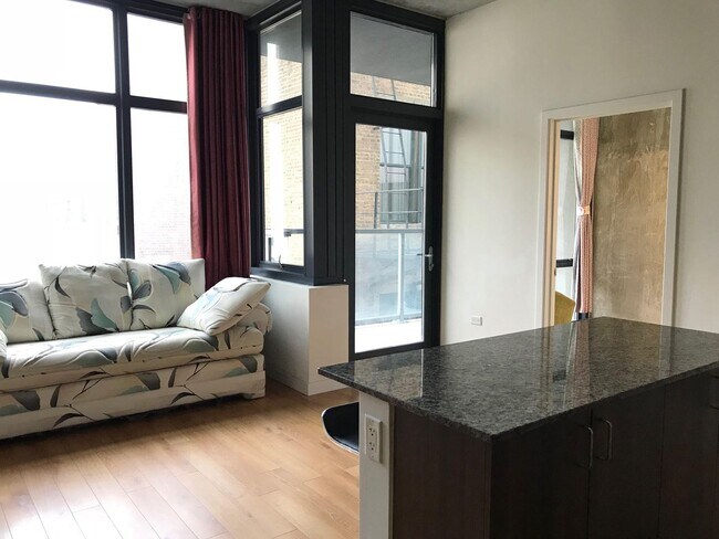 Building Photo - High floor 2b2b unit right by Westloop
