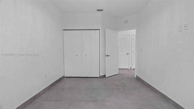 Building Photo - 15533 N Miami Lakeway