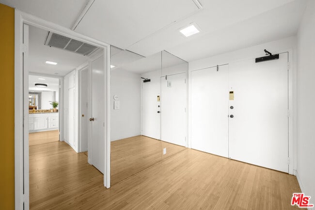 Building Photo - 10535 Wilshire Blvd