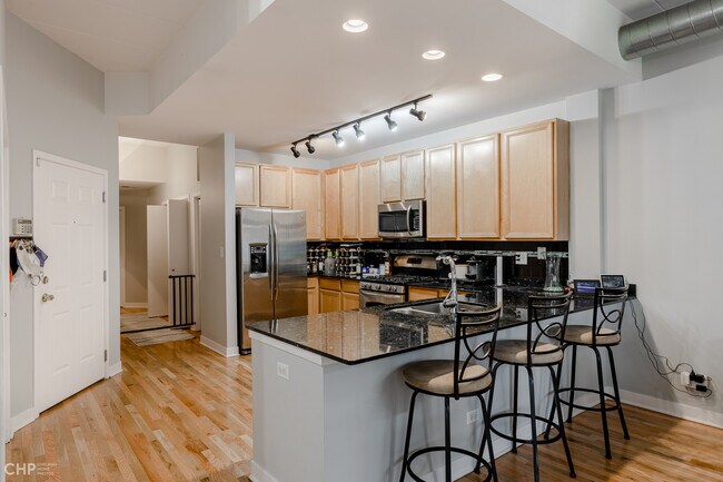 Building Photo - 843 W Monroe St