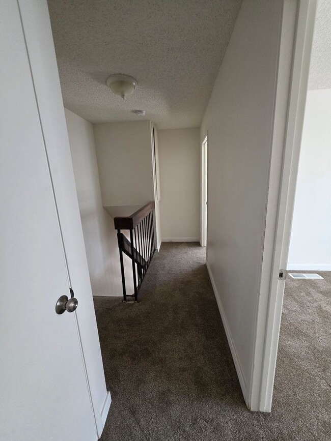 Building Photo - Updated 2 Bedroom, 1.5 Bath Townhouse-Styl...