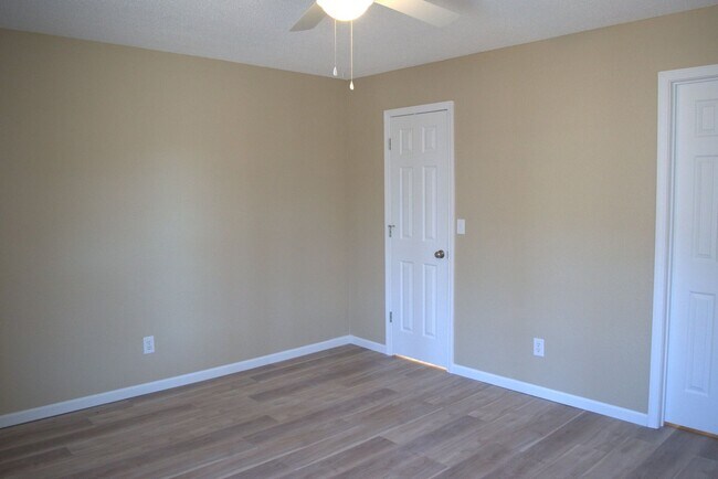 Building Photo - 1309-1311 Godas