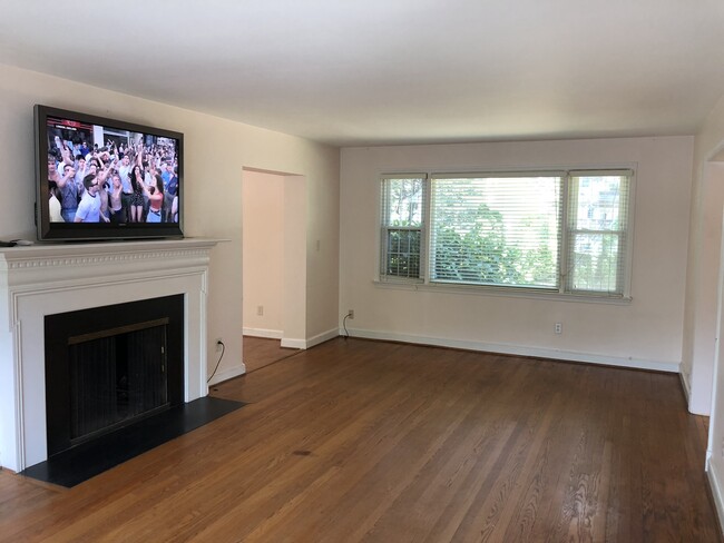 Sun filled Living Room(Back Yard Bay Window) - 3805 jonesbridge road