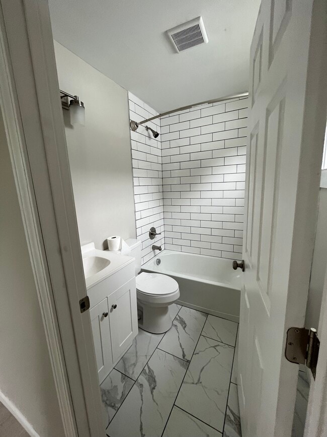 Building Photo - 1506 E Oak St