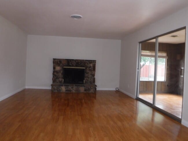 Building Photo - 1144 Robert Dr