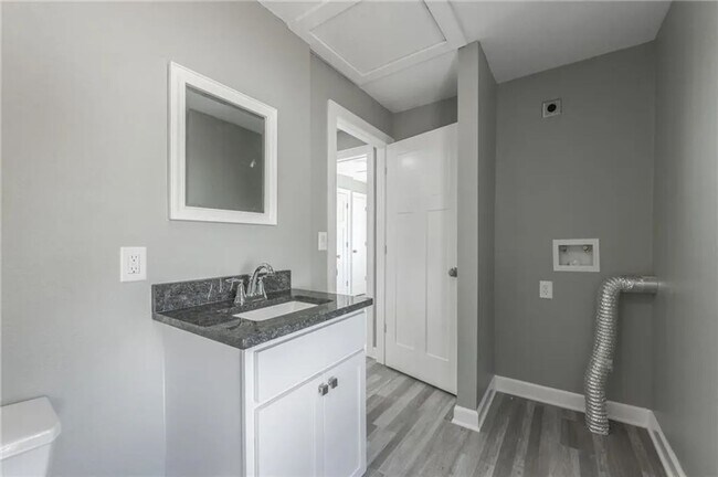 Building Photo - Updated 2/1 in Independence