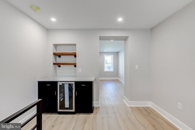 Building Photo - 369 E Hector St