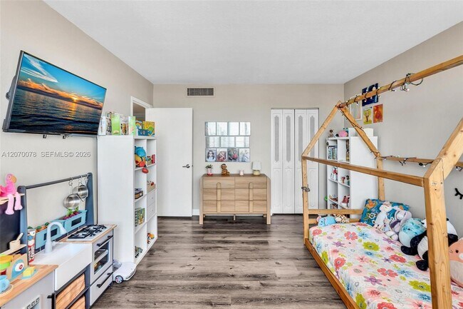 Building Photo - 3375 N Country Club Dr