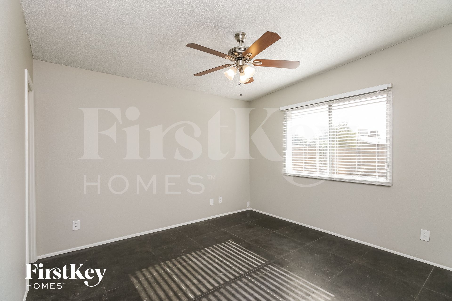 Building Photo - 339 W Santa Cruz Dr