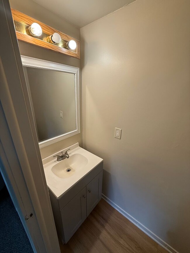 Building Photo - 3 bd / 1.5 bth Single Family Home in Quake...