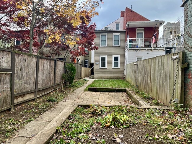 Building Photo - 533 W Walnut St