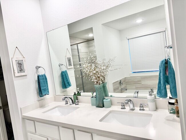 Building Photo - 13110 Blue Flora Dr