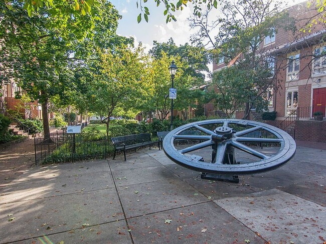 Building Photo - 21 W Lee St