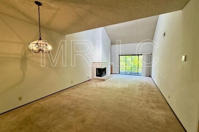 Building Photo - 4685 Albany Cir