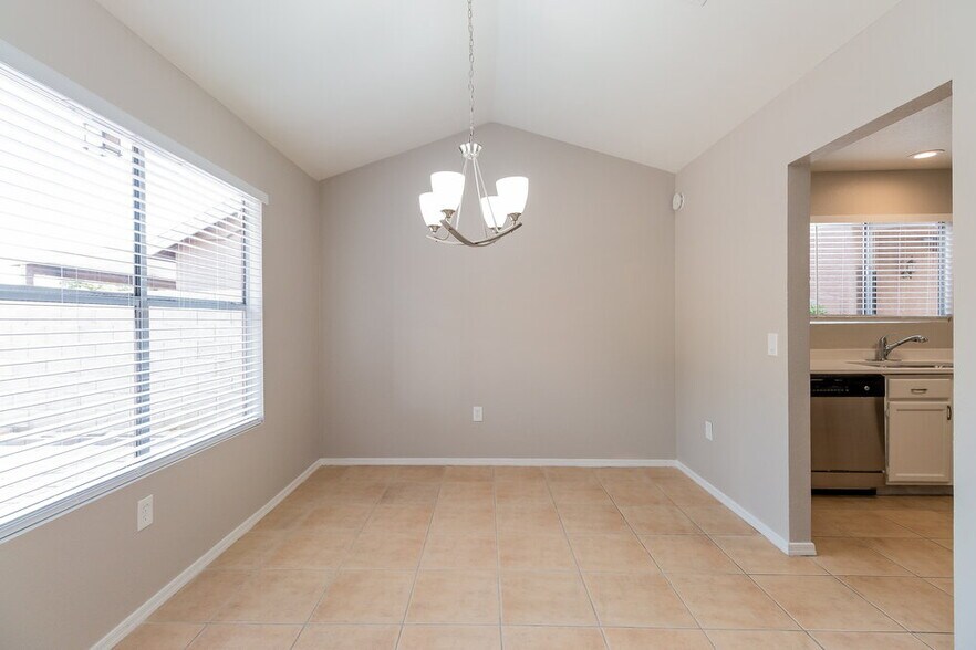 Building Photo - 7848 W Fleetwood Ln