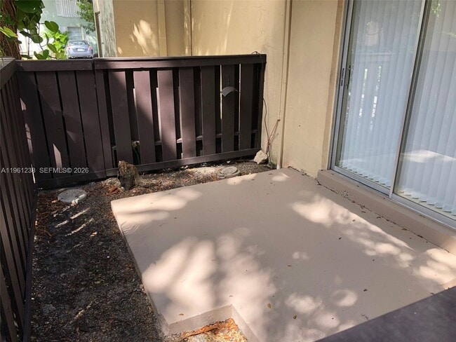 Building Photo - 10762 N Kendall Dr