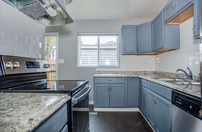 Building Photo - COMING SOON! 3 Bed 1 Bath home in Kansas C...