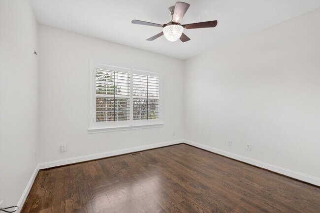 Building Photo - Beautiful 6BR Executive Brentwood Home with Pool