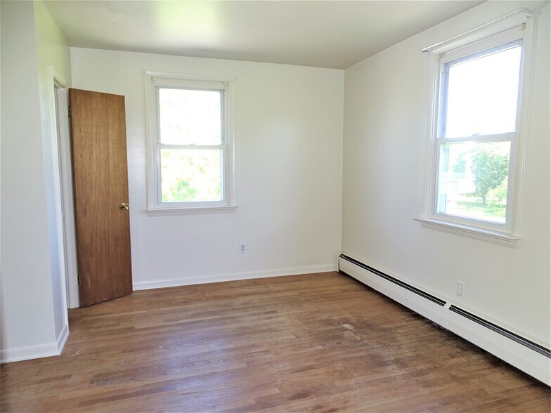 Building Photo - 267 E Main St