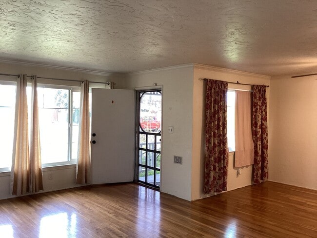 Building Photo - 313 W Robinson Ave