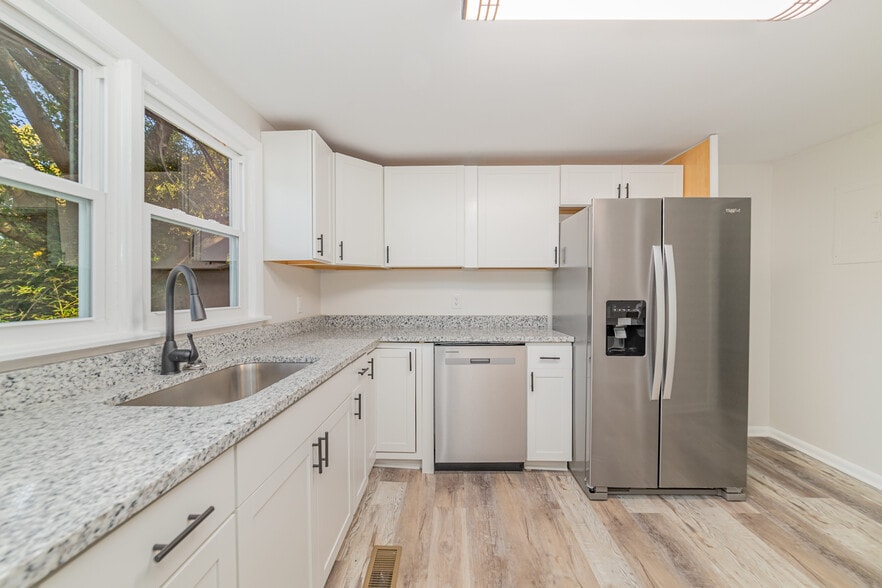 Building Photo - 211 Putnam St