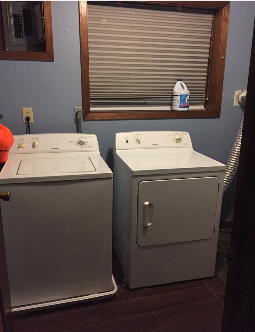 Washer/Dryer Hookup - 2130 Davis St