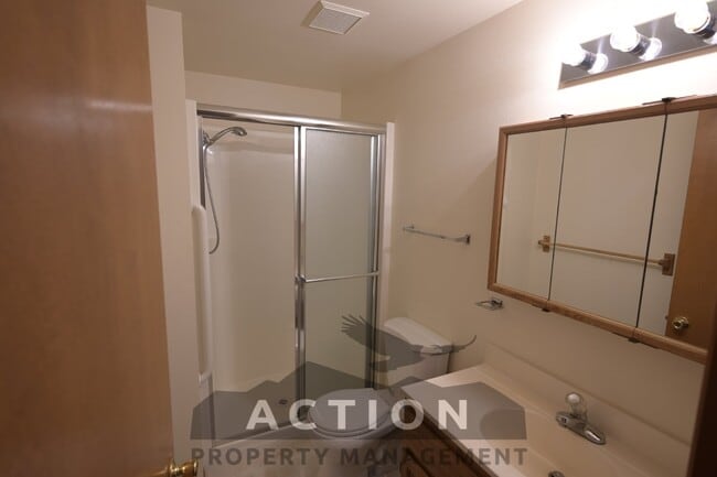 Building Photo - 2 bed, 2 bath, 1 car garage- water, sewer,...