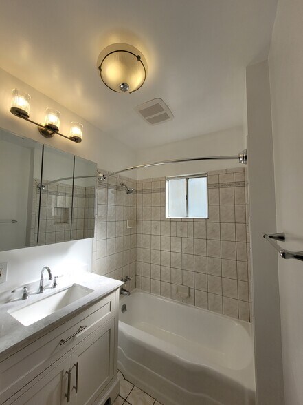 Building Photo - 305 N Palm Ave