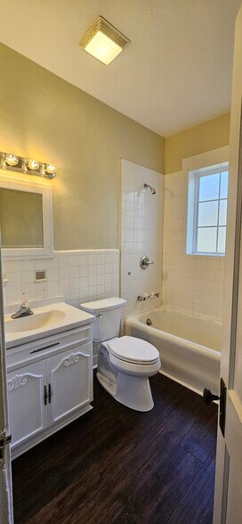 Hall bath - 2818 Masonic Dr
