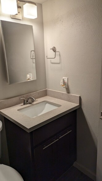 Building Photo - 2326 E Pinchot Ave