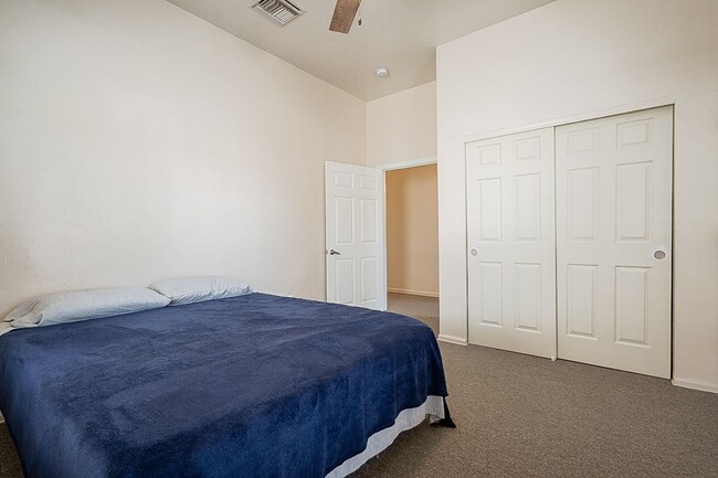 Building Photo - 928 E 6th St