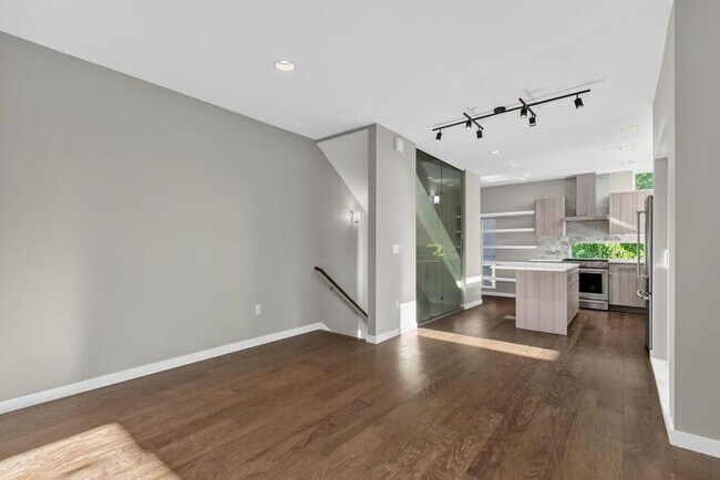 Building Photo - Trendy West Seattle Townhome w/Air Conditioning and Rooftop Deck