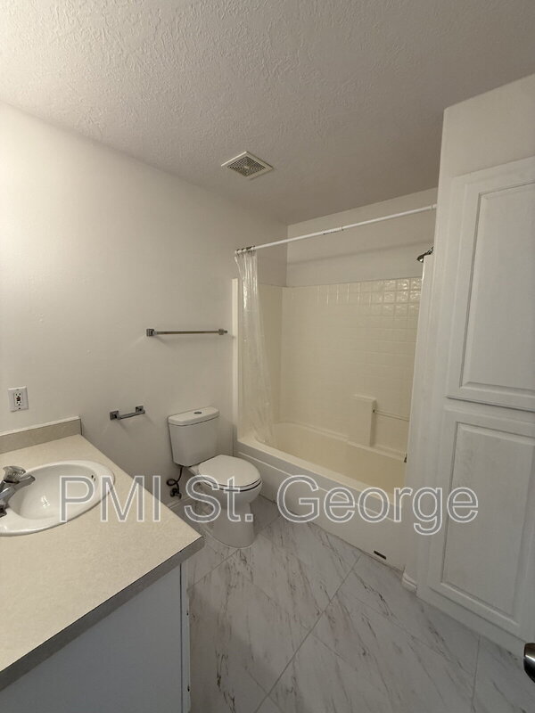 Building Photo - 1947 E 40 S Cir