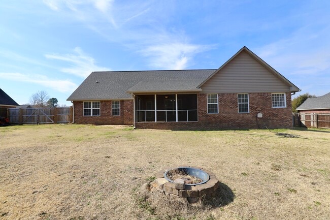 Building Photo - 3065 Temple Rd