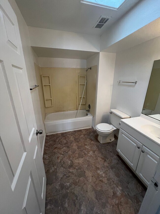 Building Photo - 1213 Dickerson Dr SE