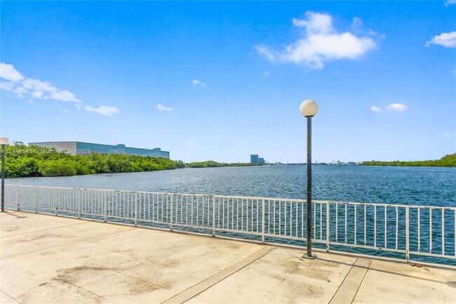 Building Photo - 500 Bayview Dr