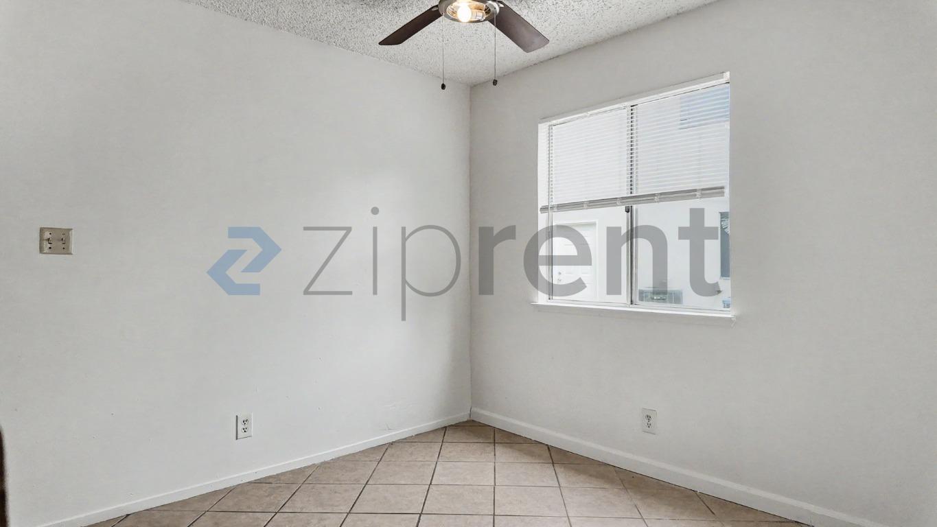 Building Photo - Unit 3