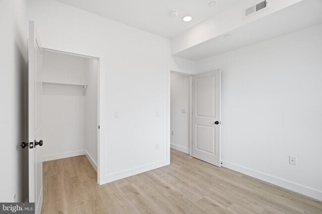 Building Photo - 1027 W Arizona St