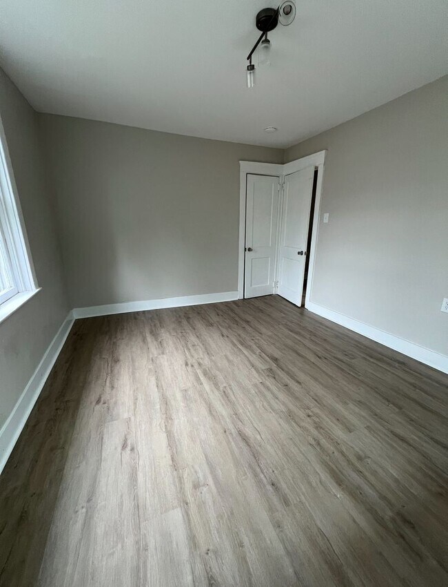 Building Photo - Renovated 3 Bedroom End Unit Available Now!