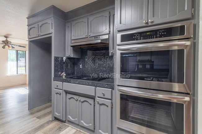 Building Photo - 2828 Smoke Tree Cir