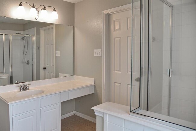 Building Photo - 16016 Summerville Lake Dr
