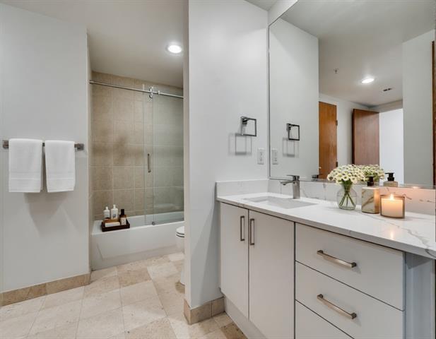 Building Photo - 2011 Cedar Springs Rd