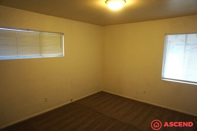 Building Photo - 2112 Kingston Pl